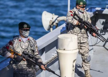 فرمانده نیروی دریایی ارتش خبر داد: درگیری تیم اسکورت نیروی دریایی ارتش با دزدان دریایی در مسیر دریای سرخ