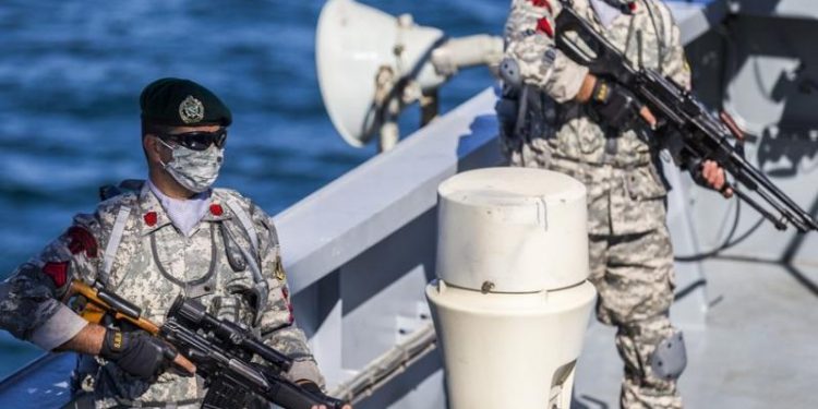 فرمانده نیروی دریایی ارتش خبر داد: درگیری تیم اسکورت نیروی دریایی ارتش با دزدان دریایی در مسیر دریای سرخ