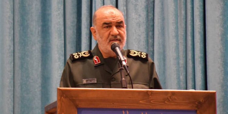 سرلشکر سلامی: استقلال کشور به باقیماندن در صحنه دفاع از انقلاب وابسته است