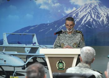 فرمانده کل ارتش: ارتقای توان پهپادی ما توقف‌ ناپذیر است