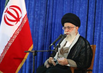 رهبر انقلاب: امام بزرگوار روح جمهوری اسلامی است/ دشمن در صدد تخریب مسئولان انقلابی است