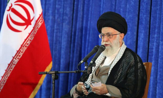 رهبر انقلاب: امام بزرگوار روح جمهوری اسلامی است/ دشمن در صدد تخریب مسئولان انقلابی است