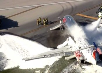 یک هواپیمای مسافربری با ۱۲۶ سرنشین در آمریکا آتش گرفت