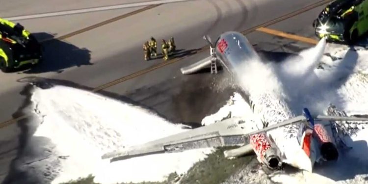 یک هواپیمای مسافربری با ۱۲۶ سرنشین در آمریکا آتش گرفت