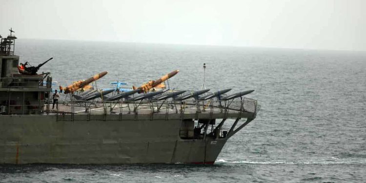 با حضور فرمانده کل ارتش؛ اولین ناودسته پهپادبر ارتش رونمایی شد/ پرواز پهپاد از زیردریایی‌های فاتح و طارق برای نخستین بار