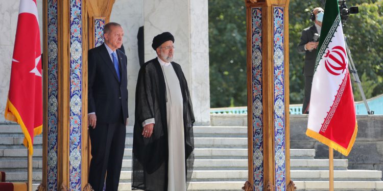 «اردوغان» مورد استقبال رسمی آیتالله رئیسی قرار گرفت