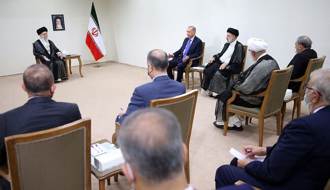 تحلیلگر مشهور جهان عرب:  بیانات مقام معظم رهبری درباره سوریه پیامی بسیار قوی است/نشست تهران برای امنیت منطقه و پاسخ به سفر بایدن بود