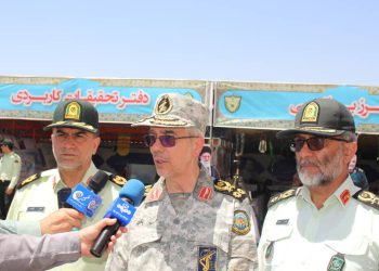 رئیس ستاد کل نیروهای مسلح از نمایشگاه توانمندی های انتظامی و مرزبانی استان بازدید کرد