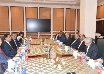 وزیر اقتصاد پاکستان: تحکیم روابط با ایران همواره در اولویت ما است