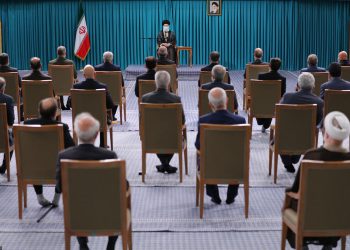 رهبر انقلاب در دیدار رئیس جمهور و اعضای هیأت دولت: مهمترین توفیق دولت سیزدهم احیاء امید و اعتماد مردم بود/ حضور در میان مردم تداوم داشته باشد