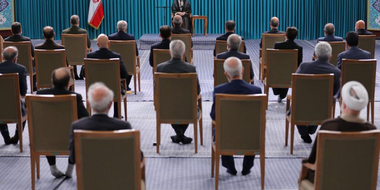 رهبر انقلاب در دیدار رئیس جمهور و اعضای هیأت دولت: مهمترین توفیق دولت سیزدهم احیاء امید و اعتماد مردم بود/ حضور در میان مردم تداوم داشته باشد