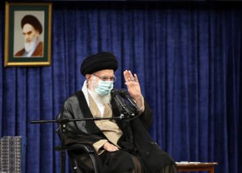رهبر معظم انقلاب: پرچم جمهوری اسلامی همان پرچم انبیاء است