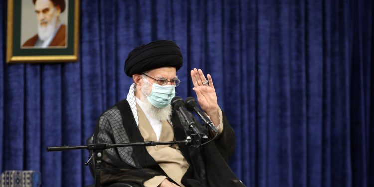 رهبر معظم انقلاب: پرچم جمهوری اسلامی همان پرچم انبیاء است