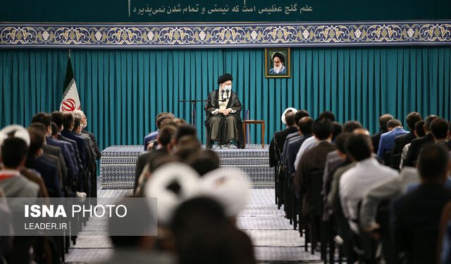 رهبر: نخبگان آبروی ایران هستند