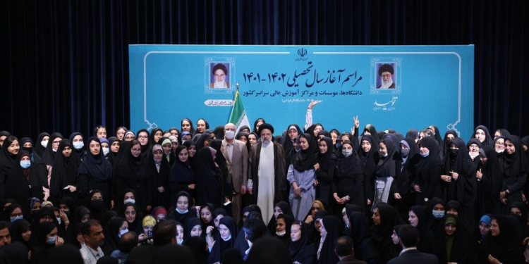۶۰ درصد دانشجویان ایران دختر هستند