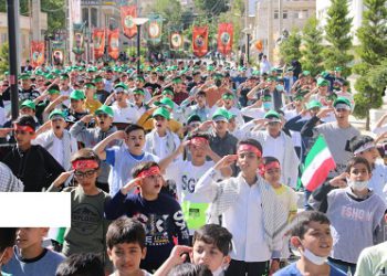 ۱۳ آبان؛ سلام باشکوه دانش آموزان و دهه هشتادی ها به فرمانده