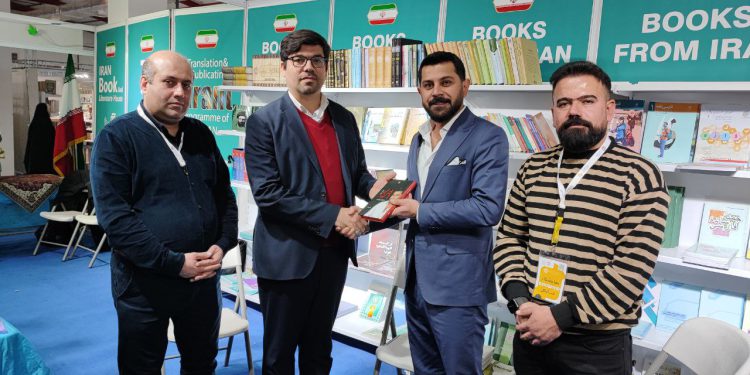 حضور دانشجویان و اساتید دانشگاهی اقلیم کردستان در غرفه کتاب ایران در نمایشگاە سلیمانیە