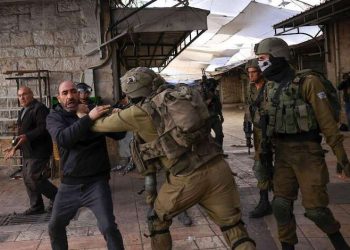 زخمی شدن ده‌ها فلسطینی در الخلیل با حمله شهرک‌نشینان افراط‎ی صهیونیست