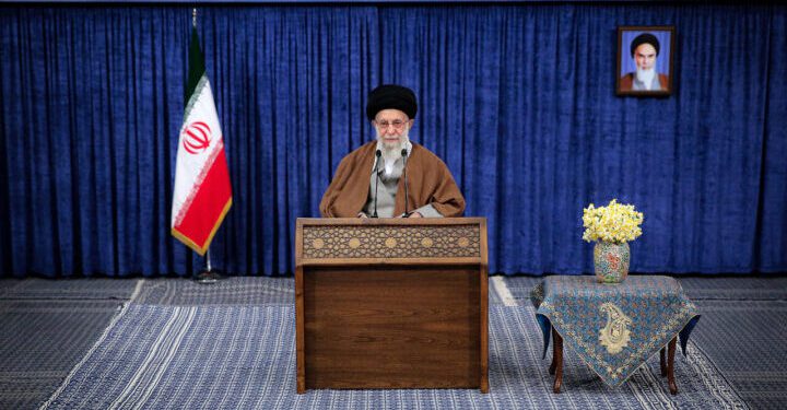 آیت الله خامنه ای: نقشه امریکا در عراق و لبنان و سوریه را خنثی کردیم