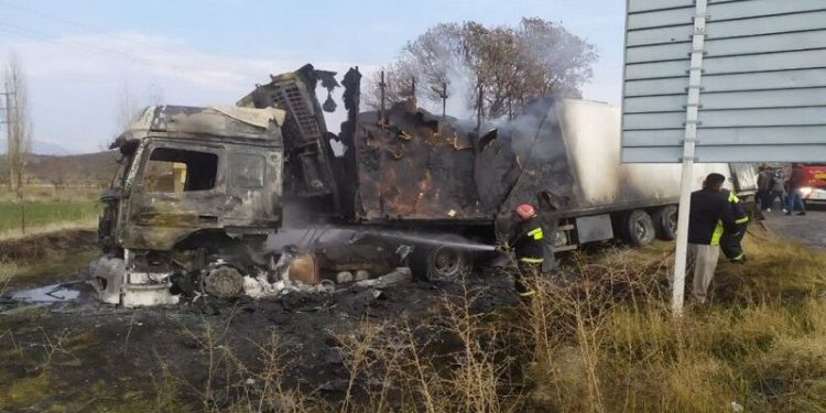 یک کامیون ترکیه‌ای در مرز باشماق مریوان دچار حریق شد