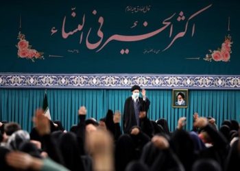 رهبر انقلاب در دیدار زنان فرهیخته کشور: کسانی که حجاب کامل ندارند، متهم به بی‌دینی نکنید/ خدمات جمهوری اسلامی به زنان فراموش نشدنی است