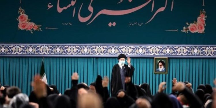 رهبر انقلاب در دیدار زنان فرهیخته کشور: کسانی که حجاب کامل ندارند، متهم به بیدینی نکنید/ خدمات جمهوری اسلامی به زنان فراموش نشدنی است