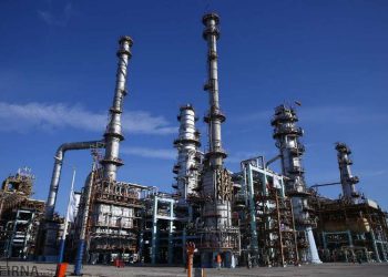 عضو اتحادیه صادرکنندگان فراورده‌های نفت، گاز و پتروشیمی اعلام کرد: صادرات بنزین و گازوئیل ایران به آفریقا و شرق اروپا