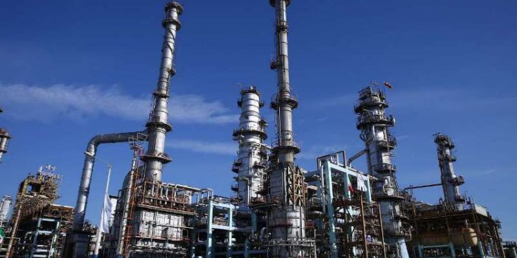 عضو اتحادیه صادرکنندگان فراورده‌های نفت، گاز و پتروشیمی اعلام کرد: صادرات بنزین و گازوئیل ایران به آفریقا و شرق اروپا