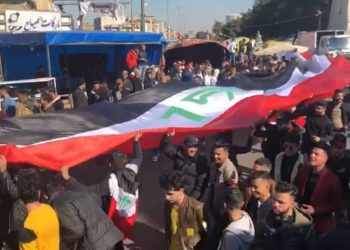 آماده شدن عراقی‌ها برای تظاهرات جلوی سفارت آمریکا در بغداد