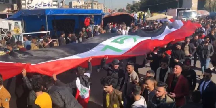 آماده شدن عراقی‌ها برای تظاهرات جلوی سفارت آمریکا در بغداد