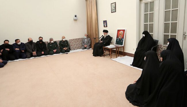 رهبر انقلاب اسلامی در دیدار خانواده و اعضای ستاد بزرگداشت سردار سلیمانی: کار بزرگ شهید سلیمانی حفظ، رشد دادن، مجهز کردن و احیای جبهه مقاومت بود