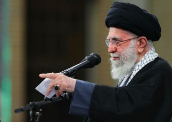 رهبر انقلاب اسلامی در دیدار جمعی از مردم قم: دست دشمن خارجی در حوادث اخیر کاملا عیان بود/تبلیغات در راس کارها برای ضربه زدن به جمهوری اسلامی