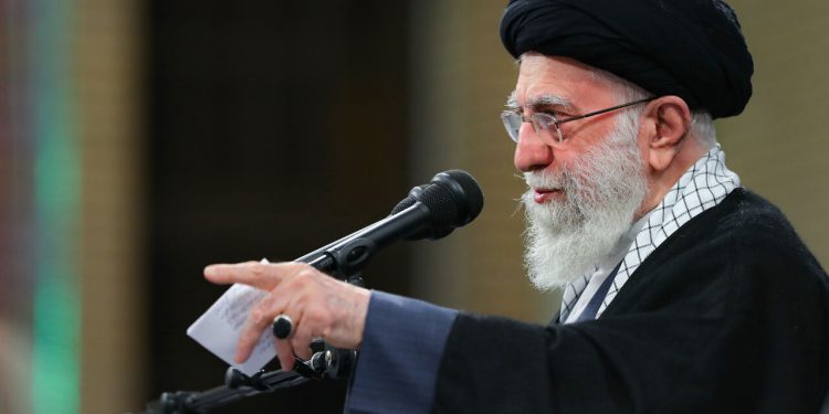 رهبر انقلاب اسلامی در دیدار جمعی از مردم قم: دست دشمن خارجی در حوادث اخیر کاملا عیان بود/تبلیغات در راس کارها برای ضربه زدن به جمهوری اسلامی