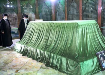 در آستانه چهل و چهارمین سالگرد پیروزی انقلاب اسلامی؛ رهبر انقلاب اسلامی در مرقد امام خمینی(ره) و گلزار شهدا حضور یافتند