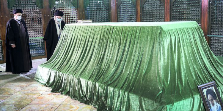 در آستانه چهل و چهارمین سالگرد پیروزی انقلاب اسلامی؛ رهبر انقلاب اسلامی در مرقد امام خمینی(ره) و گلزار شهدا حضور یافتند