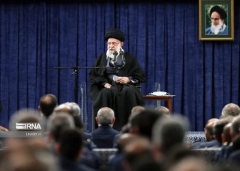 دیدار جمعی از فرماندهان و کارکنان نیروی هوایی ارتش با فرمانده کل‌قوا؛ رهبر انقلاب: ۲۲ بهمن امسال مظهر عزت مردم و اتحاد ملی است