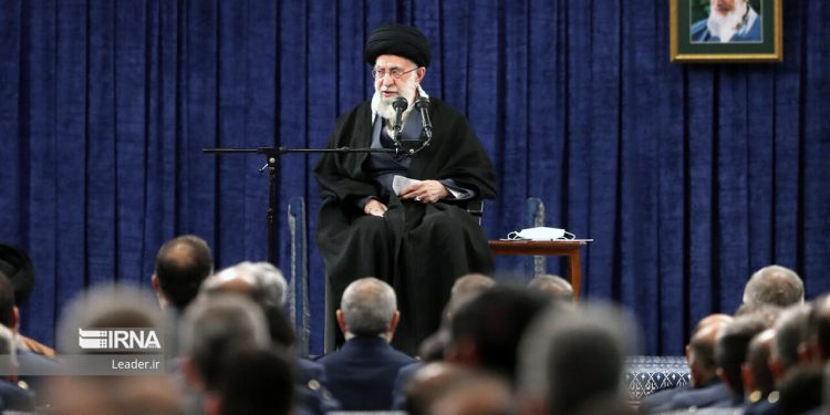 دیدار جمعی از فرماندهان و کارکنان نیروی هوایی ارتش با فرمانده کل‌قوا؛ رهبر انقلاب: ۲۲ بهمن امسال مظهر عزت مردم و اتحاد ملی است