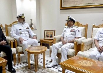 رایزنی دریادار ایرانی با رئیس ستاد کل نیروهای مسلح عمان