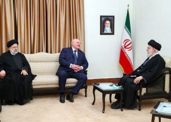 رهبر انقلاب: کشورهای مورد تحریم آمریکا باید با همکاری یکدیگر این حربه را از بین ببرند