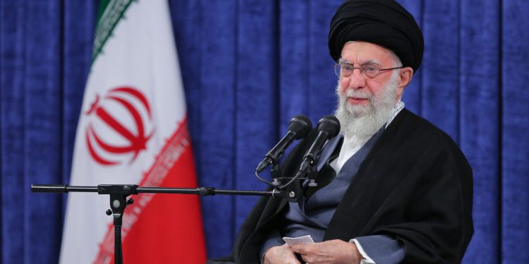 رهبر انقلاب اسلامی در دیدار رمضانی مسئولان و کارگزاران نظام: مبارزه با فساد در رأس توصیه‌های اقتصادی است/لزوم افزایش تحرک وابتکار در سیاست خارجی