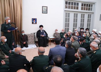 در دیدار فرماندهان و مسئولان ارشد نیروهای مسلح؛ رهبر انقلاب: به هیچ حدی از استحکام و پیشرفت قانع نباشید و بدون توقف به جلو بروید