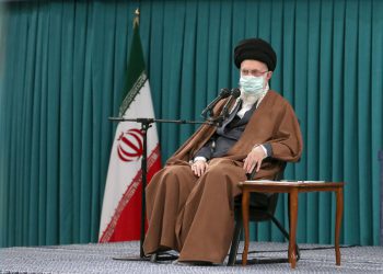 در دیدار جمعی از دانشجویان و فعالان تشکل‌های دانشجویی؛ رهبر انقلاب: دوقطبی‌گری خواست دشمن است