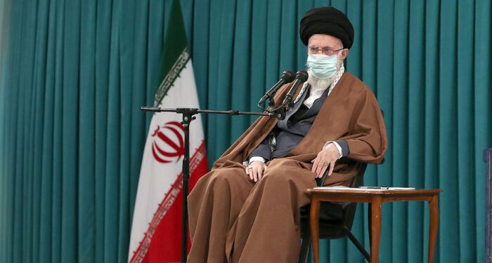 در دیدار جمعی از دانشجویان و فعالان تشکل‌های دانشجویی؛ رهبر انقلاب: دوقطبی‌گری خواست دشمن است