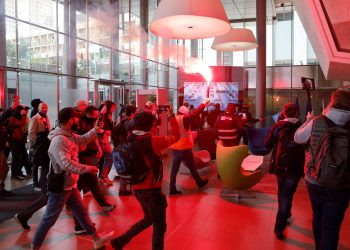 معترضان فرانسوی بورس یورونکست در پاریس را تصرف کردند