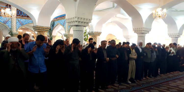 اقامه نماز عید فطر در کردستان/ فطر، عید اتحاد و انسجام و برادری است