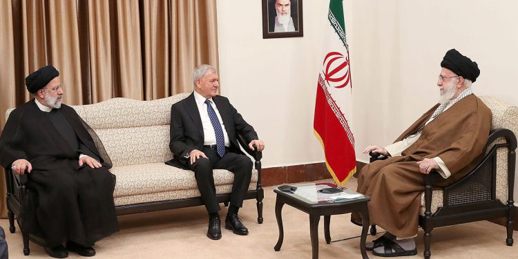رهبر انقلاب: گسترش همکاریهای دو جانبه به نفع ایران و عراق است