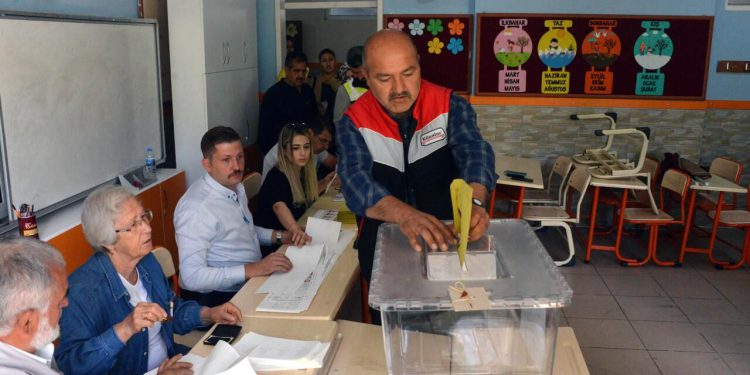 پایان رای گیری انتخابات همزمان ریاست جمهوری و پارلمانی ترکیه و آغاز شمارش آرا