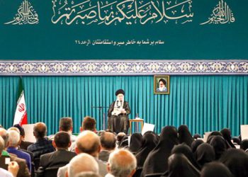 در دیدار خانواده معظم شهدا؛ رهبر انقلاب: اهالی هنر و رسانه در زنده‌نگه‌داشتن هنرمندانه یاد شهدا تلاش کنند