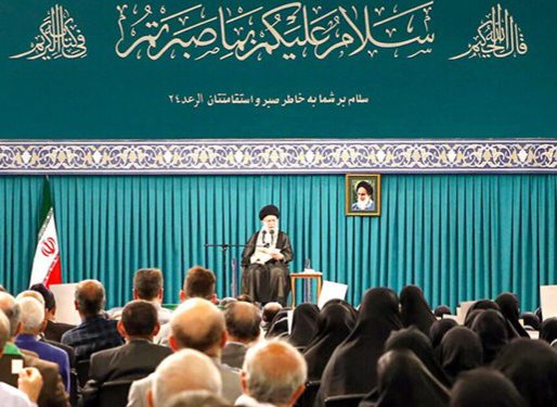 در دیدار خانواده معظم شهدا؛ رهبر انقلاب: اهالی هنر و رسانه در زندهنگهداشتن هنرمندانه یاد شهدا تلاش کنند