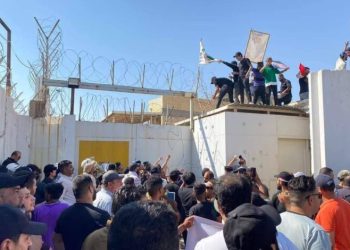 معترضان به اهانت به قرآن در عراق در مقابل سفارت سوئد تجمع کردند